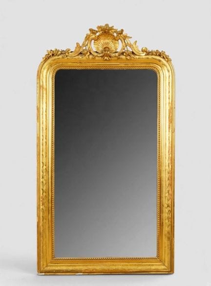 Miroir en bois et stuc doré à large fronton orné d