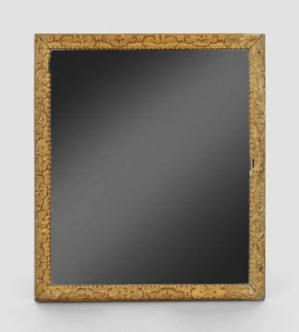 Miroir bordé d'une baguette en bois sculpté doré d