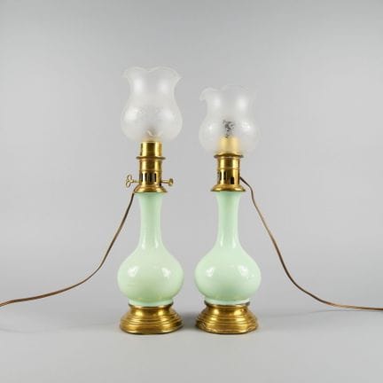 Due lampade a petrolio in ceramica smaltata di col
