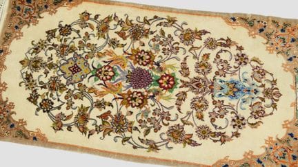 Petit tapis à décor polychrome.
Porte une étiquett