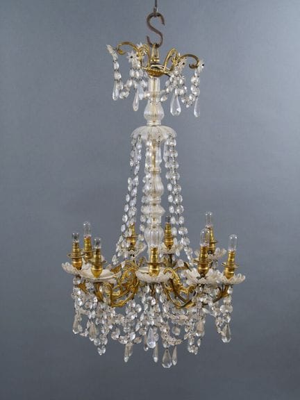 Lampadario a 9 bracci in metallo dorato con decora