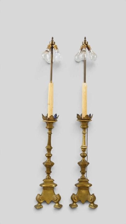 Par de candelabros de tres patas de metal dorado. 