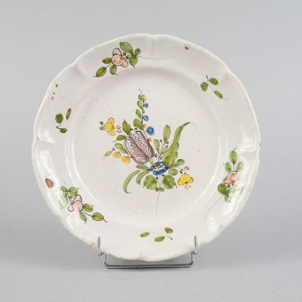 ARGONNES
Glazed earthenware plate with a scalloped