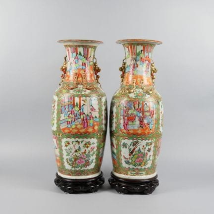 CHINE, Canton - XIXe siècle
Paire de vases balustr