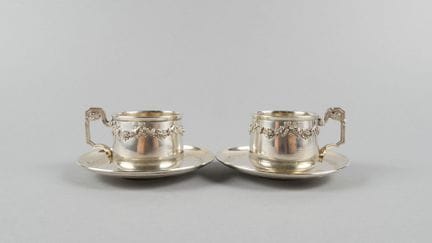 Deux tasses à décor de guirlandes de fleurs et sou