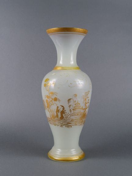 Grand vase en opaline à décor doré d'un jardin ani