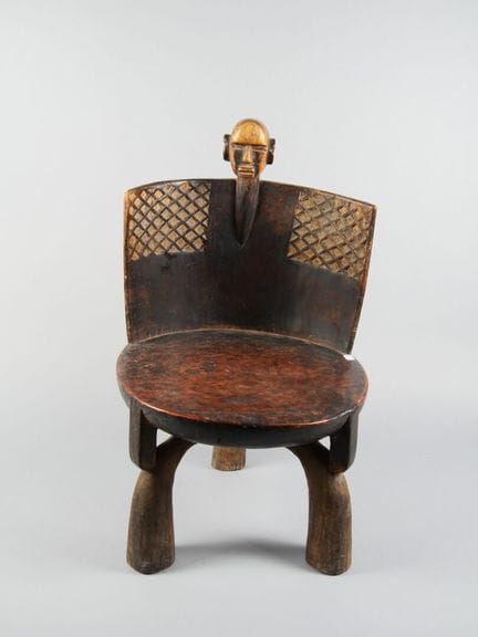 Sedia in legno in stile Nyamwezi della Tanzania.
A