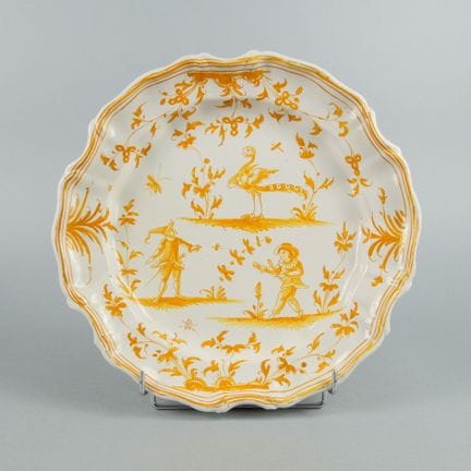 MOUSTIERS
Plat rond en faïence émaillé à bord chan