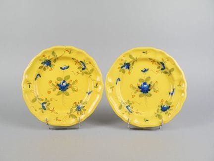 MARTRES-TOLOSANE
Due piatti in maiolica smaltata c