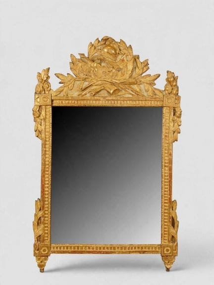 Beau miroir à fronton en bois sculpté doré à décor