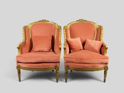Paire de larges bergères en bois mouluré et sculpt
