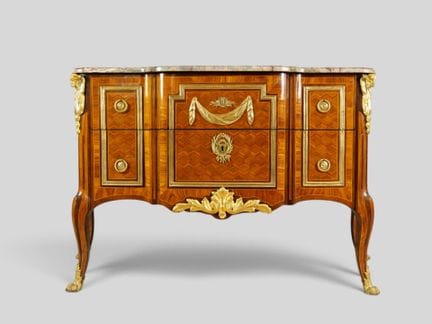 Commode à façade et côtés légèrement galbés, marqu