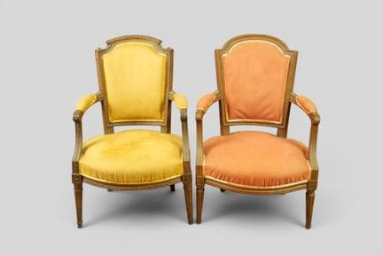 Réunion de deux fauteuils cabriolets en bois moulu