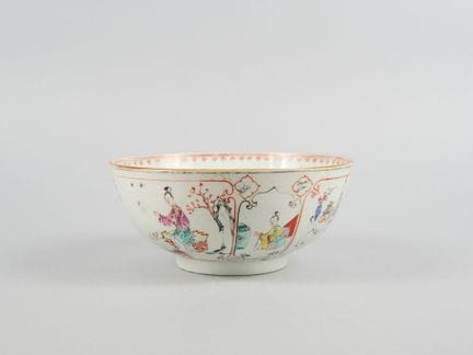 CHINE
Bol à décor polychrome de scènes animées.
XV