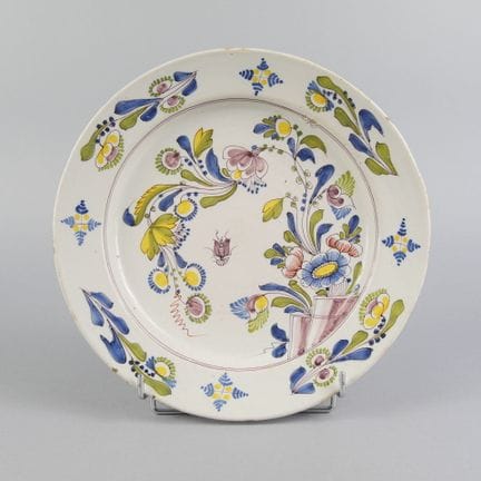 DELFT
Piatto rotondo in maiolica smaltata con deco