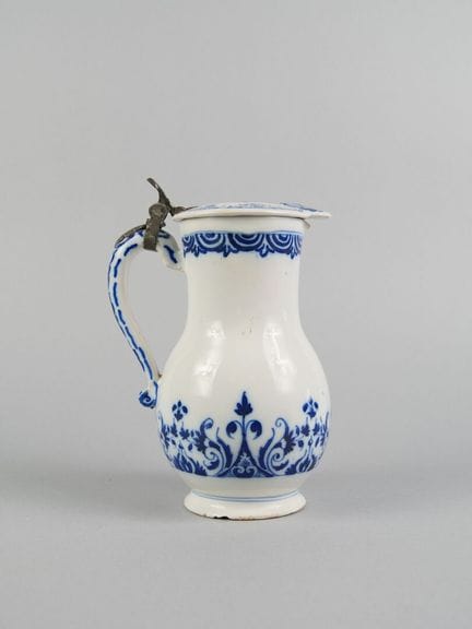 LIONE
Brocca con coperchio in maiolica smaltata, c