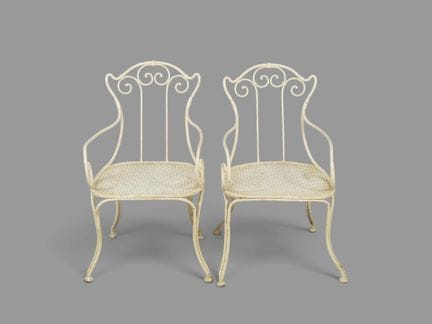 Deux fauteuils de jardin en métal laqué blanc à dé