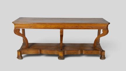 Grande console en bois de placage. Pieds galbés à 