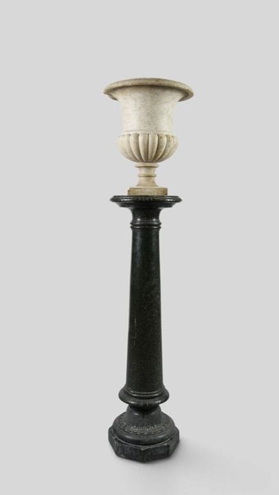 Base o colonna in marmo con base ottagonale sormon