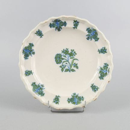 MOUSTIERS
Glazed earthenware plate with a scallope
