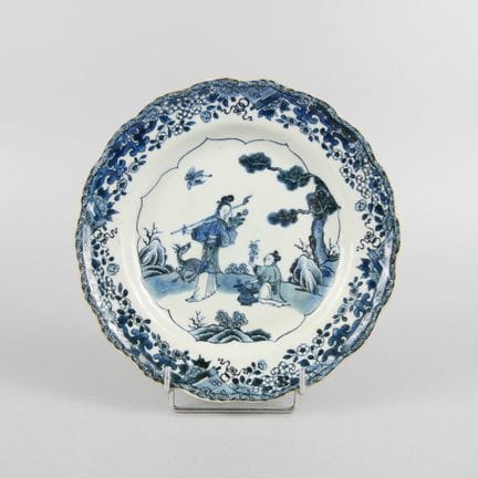 CHINE
Assiette en porcelaine à bord chantourné à d