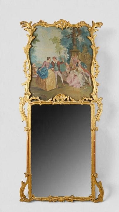 Miroir à fronton en bois sculpté redoré, fronton o