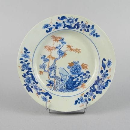 CHINE
Assiette à décor bleu, rouge et doré de fleu