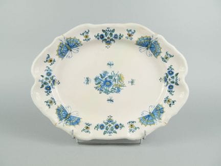 MOUSTIERS
Plat ovale en faïence émaillée à décor d