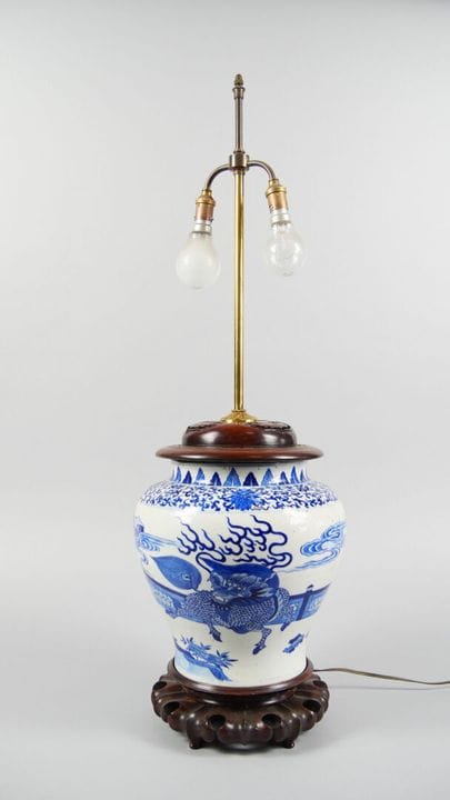 CHINE - Vers 1900
Vase balustre en porcelaine à dé