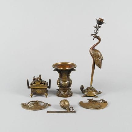 CHINE - Vers 1900
Ensemble en bronze à patine brun