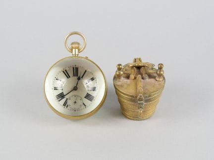 Lot:
- Empty gold-plated metal weight box.
Height: