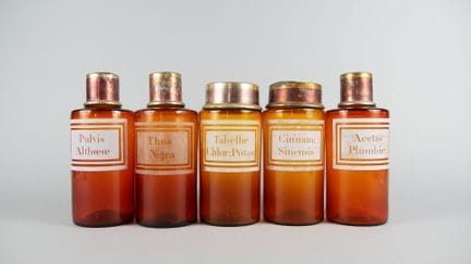 Suite de 5 flacons couverts de pharmacie en verre 