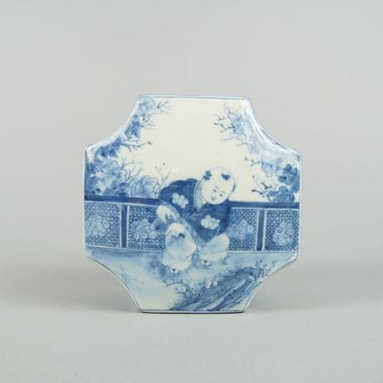 ASIAN STYLE. Porcelain box decorated in shades of 