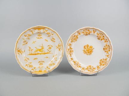 MOUSTIERS
Due piatti in maiolica smaltata con bord