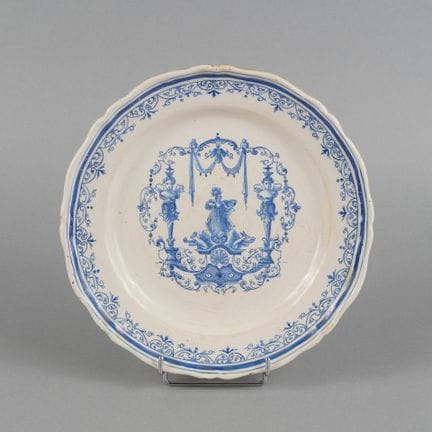 MIDI
Piatto in maiolica smaltata con bordo ondulat
