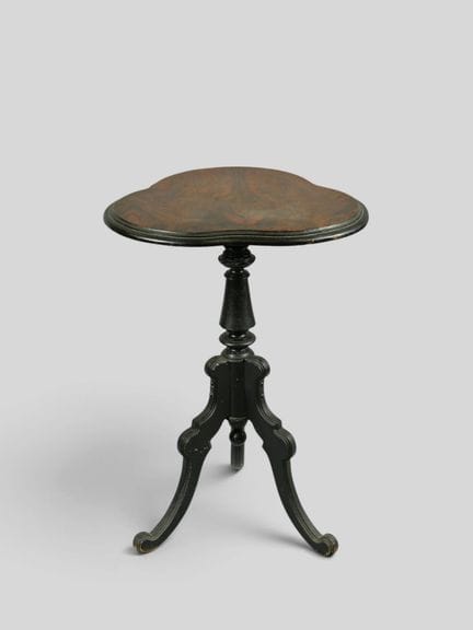 Napoleon III-style wooden tripod and trilobed side