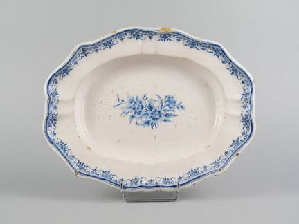 MOUSTIERS
Piatto ovale in maiolica smaltata con bo