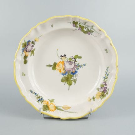 MOUSTIERS
Piatto rotondo in maiolica smaltata con 