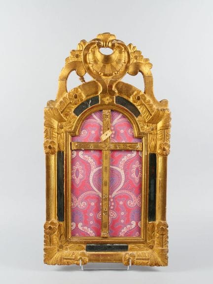 Miroir à parecloses à fronton cintré, sommé d'une 