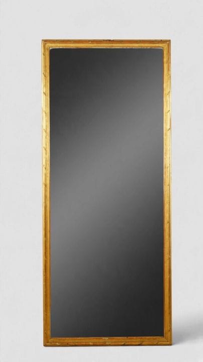 Miroir en bois et stuc doré avec une frise des fai