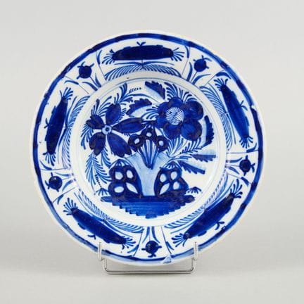 DELFT
Assiette en faïence émaillé à décor en camaï