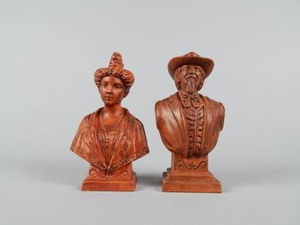 Mireille e Mistral. Coppia di busti in terracotta.