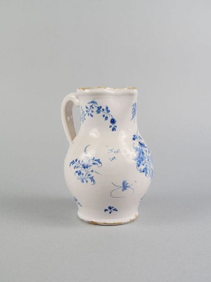 MOUSTIERS
Brocca in maiolica smaltata con decorazi