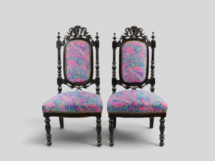 Paire de chaises en bois noirci de style Napoléon 