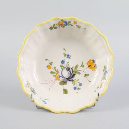 VARAGES (?)
Plat rond et creux en faïence émaillée