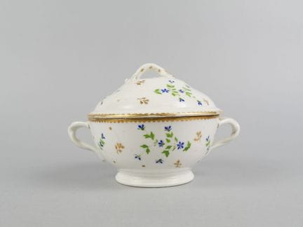 PARIS
Bouillon couvert en porcelaine à décor de pe