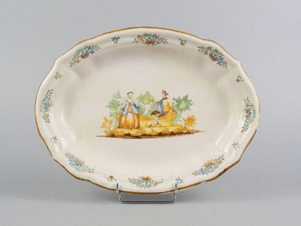 ROANNE
Piatto ovale in maiolica smaltata con bordo