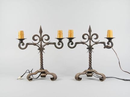 Paire de candélabres tripode à deux lumières en fe