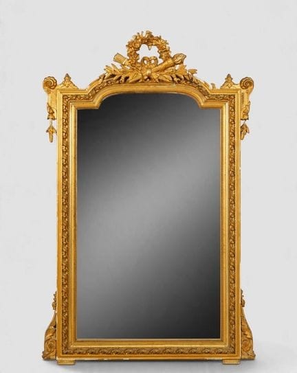 Miroir en bois et stuc doré à fronton cintré avec 