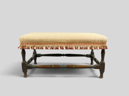 Petite banquette ou bout de lit en bois tourné. Ga